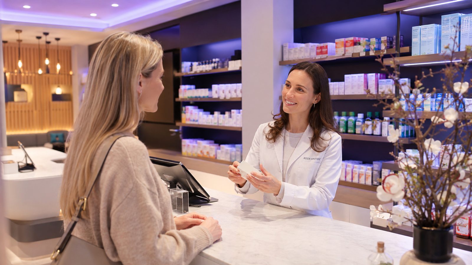 Beratungsgespräch an der Tara einer Apotheke